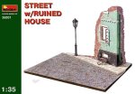 MINIART 36001 - 1:35 Street with Ruined House