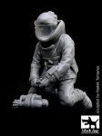 BLACK DOG F35010 - 1:35 EOD Operation in Iraq (defusing bomb)